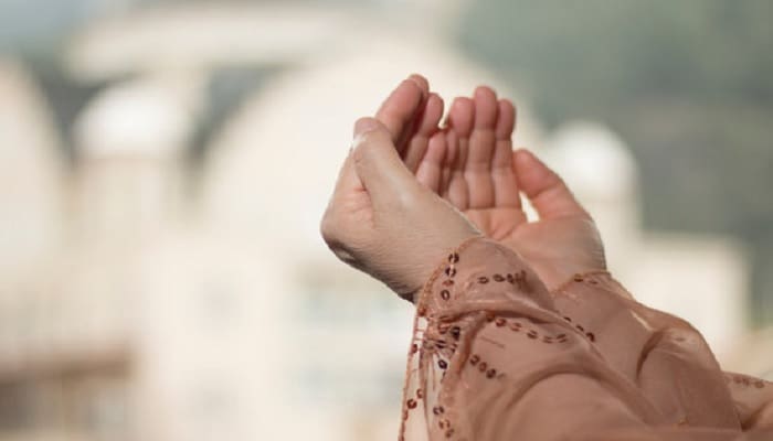 Muslimah, Ini 4 Cara Menghindari Efek Negatif Dunia Maya 2 cara menghindari efek negatif dunia maya, tips istiqamah beramal pasca Ramadhan, tangan muslimah teladan doa husnul khatimah