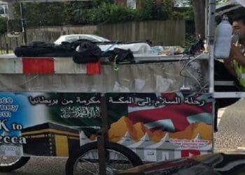 jalan kaki untuk naik haji, jalan kaki dorong gerobak muslim berhaji ke mekah