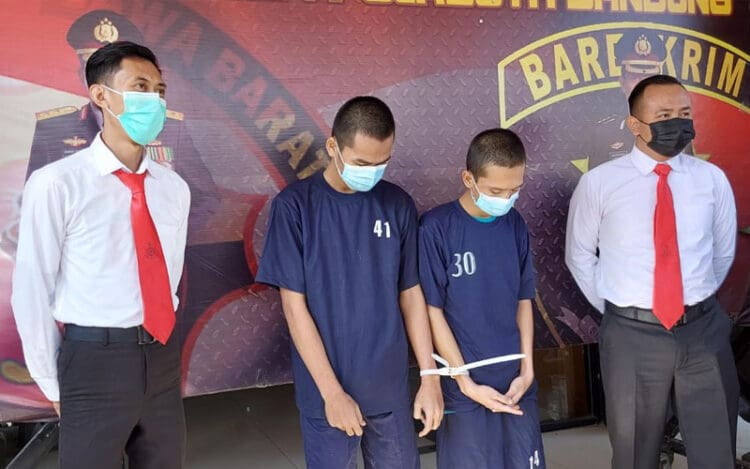 Jangan Tergesa-gesa Parkir Motor di Masjid! Di Bandung, Komplotan Pencuri Incar Motor Jamaah Masjid yang Lupa Cabut Kunci Kontak 1 komplotan pencuri motor bandung