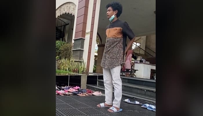 Video Viral Anak Sultan Jaga Masjid, Bikin Kagum Warganet 2 Raja anak sultan video viral jaga masjid