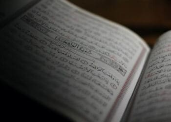wanita haid baca alquran, hukum menulis al-quran di uang, iram, alquran, sahabat, nabi musa, akhlak