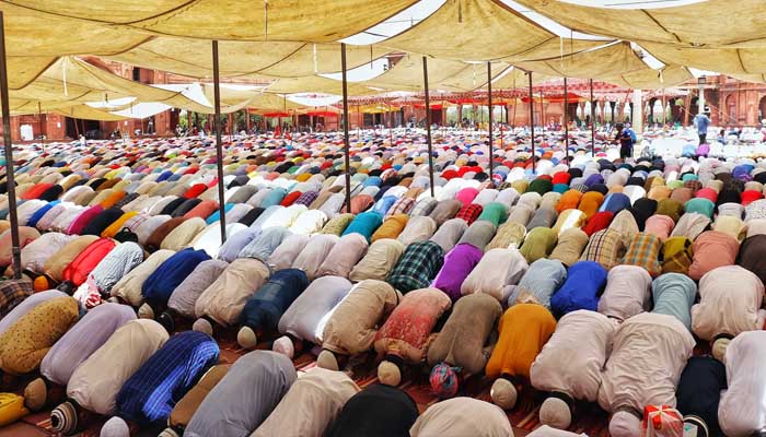 Shalat Menggunakan Sepatu atau Sandal, Apa Hukumnya 2 Shalat Menggunakan Sepatu