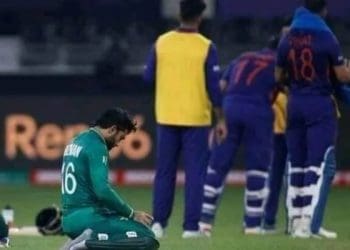 pemain Kriket Pakistan shalat di lapangan