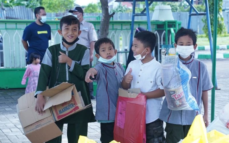 Keutamaan Membahagiakan dan Menyantuni Anak Yatim 2 anak yatim