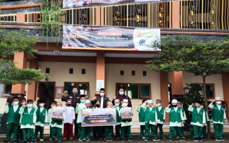 SDIT Hidayatullah Salurkan Dana Peduli Erupsi Semeru Melalui BMH Yogyakarta 1 Foto: Istimewa