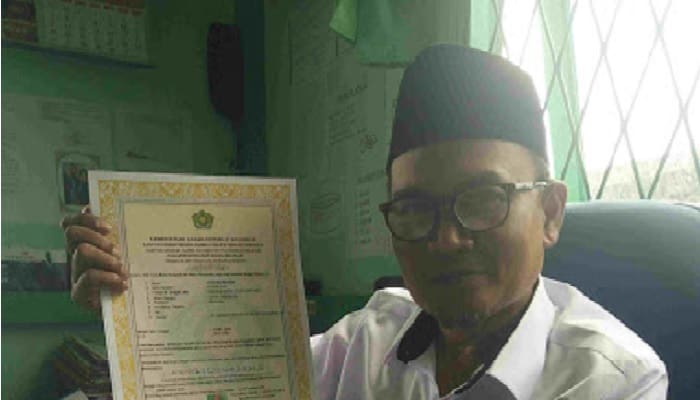 Jika Masuk Islam, Apakah Harus Memiliki Sertifikat Mualaf? 2 sertifikat mualaf piagam pernyataan Islam bagi mualaf KUA Putussibau Selatan