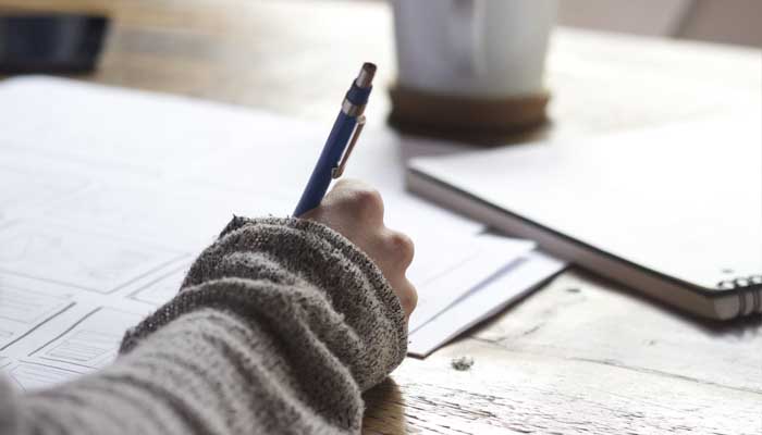 menulis dengan tangan