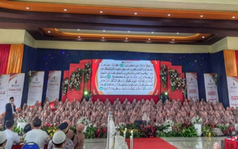Tuntas Hafalan, 168 Santri SMA Ar-Rohmah Putri Malang Ikuti Ujian Terbuka Al-Quran 2 Tuntas Hafalan, 168 Santri SMA Ar-Rohmah Putri Malang Ikuti Ujian Terbuka Al-Quran 1 Ujian Terbuka Al-Quran