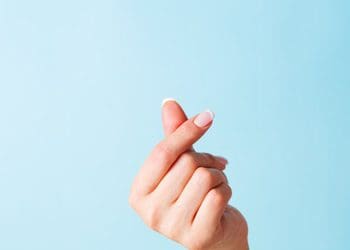 Hukum Meniru Finger Heart