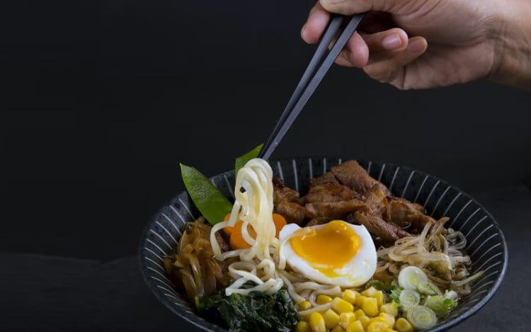 Adab Makan, Cara Sehat Makan Mie Instan: