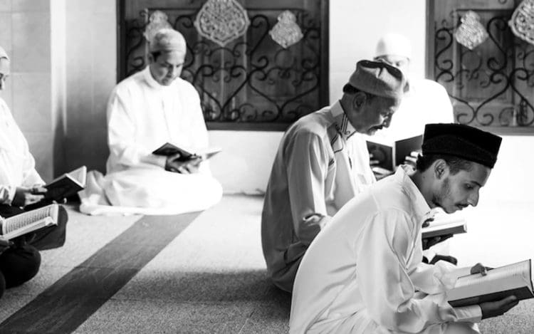 Inilah 22 Target Amalan Harian Ramadhan dan Keutamaannya 1 Target Amalan Harian Ramadhan, Adab Membaca Al-Quran, Cara Memuliakan Al-Quran di Bulan Ramadhan