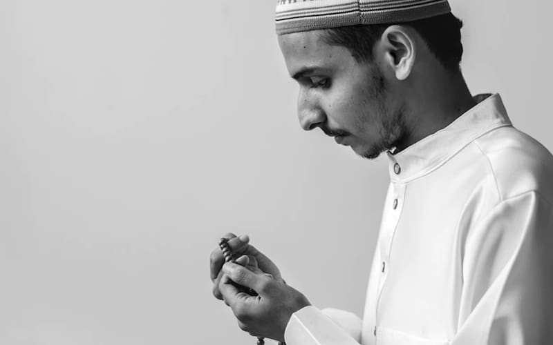 Adab-adab Berpakaian bagi Muslim dan Muslimah 6 Istighfar, Adab-adab Berpakaian
