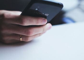 istri, Hukum Menggunakan Bacaan Al-Quran Sebagai Nada Dering HP