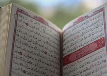 Quran sebagai Penyembuh, Hukum Menyimpan Mushaf Al-Quran di Lantai