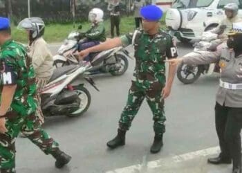 TKP anggota TNI dan istrinya tewas ditabrak putrinya sendiri di Balikpapan, Kaltim. (Foto: Detik)