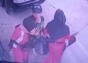 Aksi seorang pria piting leher pegawai SPBU di Cianjur. (Foto: Ikbal Slamet/Detik)