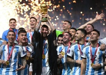 Lionel Messi pakai jubah bisht Arab