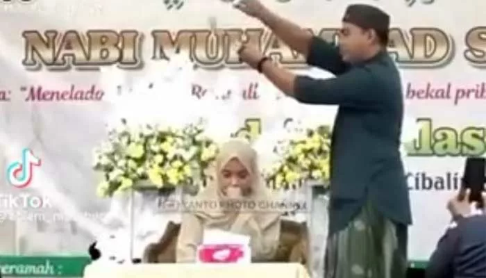 Disawer Uang saat Baca Al-Quran, Qariah Nadia Hawasyi Bilang Begini 1 Ustadzah Hj Nadia Hawasy asal Tangerang, Banten, disawer ustadz dan jamaah laki-laki ketika sedang melantukan Alquran.
Foto: SC Tiktok