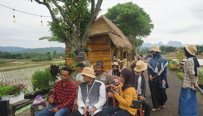 STIES Indonesia Purwakarta Gelar Pelatihan Urban Farming di MeWah 1 STIES Indonesia Purwakarta