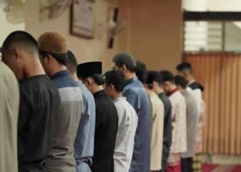 Syarat Dikatakan Mendapatkan Shalat Pada Waktunya, Kemuliaan yang Didapatkan Orang yang Shalat Tepat Waktu, macam doa iftitah, Syarat Shalat Jamak Taqdim dan Takhir, sutrah, Shalat dengan Bacaan Suara Nyaring, Membaca Al-Quran Adalah Perdagangan yang Tiada Merugi, Ketentuan Shalat Jamaah, Aamiin, Cara Membaca Al-Fatihah dalam shalat, Shalat Tarawih, Shalat, Hal yang Jangan Dilakukan di Dalam Sholat, Al-Fatihah. Hukum Membaca Surat Pendek yang Sama Tiap Rakaat Shalat, Hukum Shalat dengan Memakai Baju yang Ada Gambar