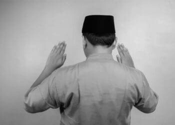 Hukumnya Hanya Membaca Surat Al-Ikhlas dalam Shalat Tahajud, Bacaan Itidal, Hukum Shalat di Tempat yang Ada Patungnya, Madzi