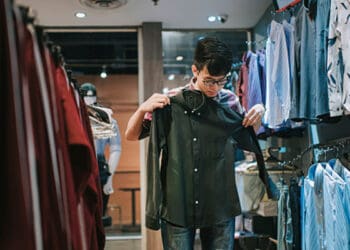 Syarat Pedagang Masuk Surga, Baju Baru