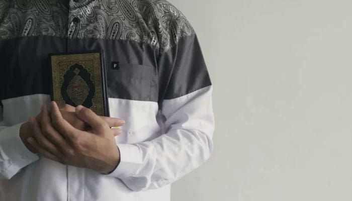Hukum Mengambil Mushaf dengan Tangan Kiri 2 Sabar,Tindakan Boikot terhadap Al-Quran, Mushaf
