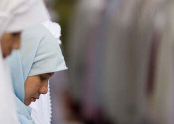 Hukum Shalat Jumat bagi Wanita, Hukum Shalat Tidak Kenakan Mukena Warna Putih, Hukum Wanita Shalat tanpa Mukena, , Shalat Ied Jamaah, Hukum Shalat Wanita Kelihatan Rambut,Kenapa Shalat Jumat Tidak diwajibkan bagi Perempuan, Hukum Perempuan Menjadi Imam Shalat Berjamaah