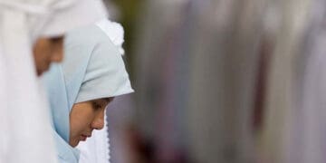 Hukum Shalat Jumat bagi Wanita, Hukum Shalat Tidak Kenakan Mukena Warna Putih, Hukum Wanita Shalat tanpa Mukena, , Shalat Ied Jamaah, Hukum Shalat Wanita Kelihatan Rambut,Kenapa Shalat Jumat Tidak diwajibkan bagi Perempuan, Hukum Perempuan Menjadi Imam Shalat Berjamaah