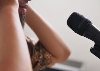 azan, Hukum Melagukan dan Memanjangkan Adzan, Adzan