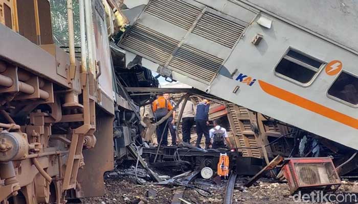Kereta Api Turangga-Lokal Bandung Tabrakan, KAI dan KNKT Investigasi Penyebab 1 kereta