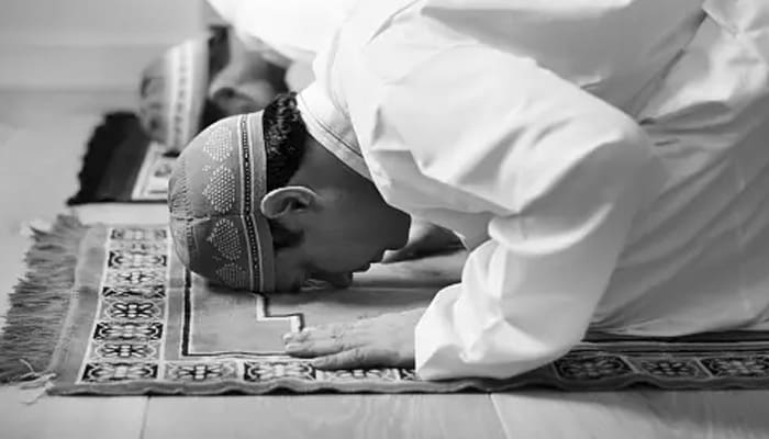 Makna Firman Allah Ta’ala: “Dan Bertasbihlah pada Waktu Petang dan Pagi Hari” 2 Ketentuan Shalat Jamaah, Shalat Tarawih, Hal yang Jangan Dilakukan di Dalam Sholat, Makna Firman Allah