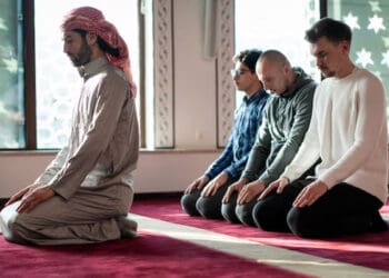 Shalat, Hal yang Jangan Dilakukan di Dalam Sholat, Hal yang Jangan Dilakukan di Dalam Sholat, Keutamaan Shalat Ashar, Perkara Melalaikan Shalat, Hukum Memakai Baju Tipis saat Shalat, Hukum Pura-pura Menangis dalam Shalat, Ikhtilaf