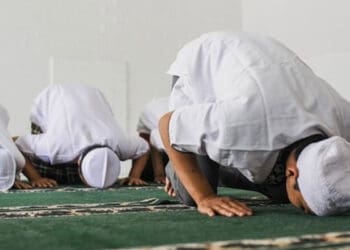 Keutamaan Shalat Ashar, Cara Setan Ganggu Orang yang Shalat, Pembatal Shalat