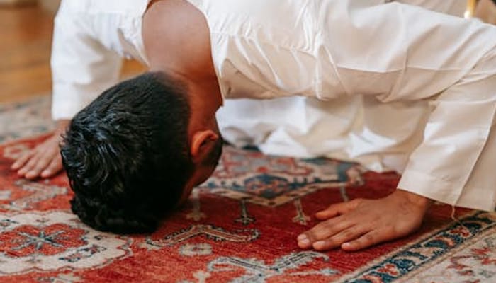 Mengapa Kaum Pria Tidak Diwajibkan untuk Menutup Kepalanya saat Shalat seperti Halnya Wanita? 1 Shalat, waktu shalat dhuha, Hukum Shalat dengan Menggunakan Sajadah Bergambar