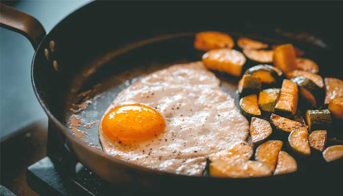 Hati-hati, Ini 5 Bahaya Pakai Wajan yang Sudah Rusak untuk Memasak 1 wajan